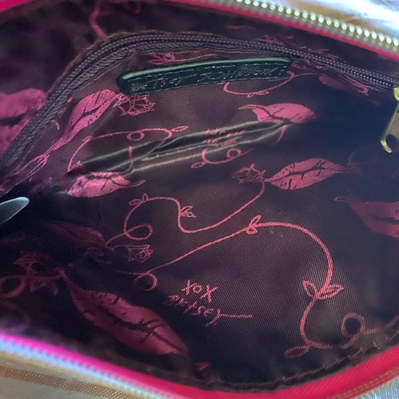 BETSEY JOHNSON Black & White
Polka Dot “J” Bownanza Wallet
Wristlet 9" x 6". - Picture 9 of 16